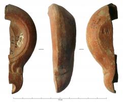 LMP-42120 - Lampe Loeschcke V : LM....
terre cuite
TPQ : 50 - TAQ : 110
Lampe à bec en ogives et volutes simples, décor inconnu; sous le fond, marque en creux LM ...