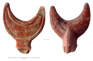 LMP-42123 - Réflecteur de lampe : lunule à cercles oculés
terre cuite
TPQ : 20 - TAQ : 60
Réflecteur de lampe en forme de croissant de lune orné de cercles pointés.