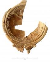 LMP-42128 - Lampe Loeschcke IV : Sirène
terre cuite
TPQ : 40 - TAQ : 60
Lampe à bec à doubles volutes, sans anse. Médaillon représentant une sirène.