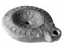 LMP-4213 - Lampe Loeschcke VIII (variante syrienne)
terre cuite
TPQ : 80 - TAQ : 150
Lampe de Type Loeschcke VIII avec bec en enclume mais gardant de petites volutes décoratives. Disque orné d'une rosette ; épaule ornée de demi-oves.