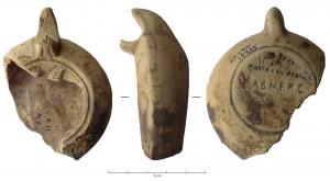 LMP-42145 - Lampe à bec rond limité par un trait : GAB MERC 
terre cuite
TPQ : 120 - TAQ : 150
Lampe moulée, anse verticale percée, à deux sillons sur la tranche. Réservoir circulaire à profil biconvexe. Bandeau lisse, penché vers l'extérieur. Disque en cuvette limitée par deux sillons concentriques; décor : sommet d'une aile. Bec arrondi limité par un trait. Base circulaire plate en léger relief limitée par un sillon, marque estampée en creux : GAB MERC. Restes d'engobe brun sur toute la lampe.