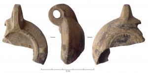 LMP-42148 - Lampe à bec rond Bussière DIII (2 ou 3)
terre cuite
TPQ : 75 - TAQ : 200
Lampe moulée, à anse verticale percée, à deux sillons. Réservoir circulaire de profil biconvexe asymétrique. Bandeau penché vers l'extérieur porte deux tenons rectangulaires sur l'axe horizontal. Disque en cuvette profonde bordée par un bourrelet continu. Bec long porte un canal étroit ponctué de deux point en creux sur le méplat cordiforme. Deux sillons soulignent le départ. Base circulaire plate limitée par un anneau portant une signature illisible. Engobe rouge vineux, peu adhérent.