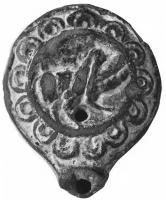 LMP-4214 - Lampe Loeschcke VIII (variante syrienne)
terre cuite
TPQ : 80 - TAQ : 150
Lampe de Type Loeschcke VIII avec bec en enclume. Disque orné d'un grillon; épaule ornée de demi-oves.