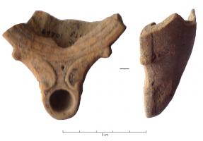 LMP-42150 - Lampe Loeschcke IV
terre cuite
TPQ : 80 - TAQ : 120
Lampe ronde à bec en ogive à volutes. Médaillon orné d'un motif inconnu.