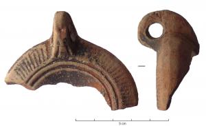 LMP-42151 - Lampe à bec cordiforme
terre cuite
TPQ : 175 - TAQ : 225
Lampe moulée, anse verticale percée. Réservoir circulaire à profil biconvexe. Bandeau penché vers l'extérieur, orné de traits parallèles serrés. Disque en simple cuvette limitée par deux sillons concentriques, décor de médaillon inconnu. Bec arrondi cordiforme. Base circulaire plate en léger relief limitée par un sillon, avec trois épis gravés. Engobe orangé à marron rouge.