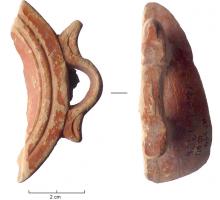 LMP-42162 - Lampe à bec arrondi, volutes dégénérées, ailerons latéraux
terre cuite
TPQ : 50 - TAQ : 100
Moulée sans anse; réservoir circulaire de profil bi-convexe portant deux ailerons ajourés sur l'axe horizontal; bandeau étroit, penché vers l'extérieur; disque circulaire limité par deux sillons qui se poursuivent jusqu'au bec le long d'un petit canal en V. Bec long arrondi, à volutes dégénérées. Base circulaire limitée par un sillon.