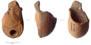 LMP-42163 - Lampe de firme à bec orné
terre cuite
TPQ : 50 - TAQ : 100
Lampe à bec en ogive, orné et canal ouvert.