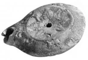 LMP-4217 - Lampe Loeschcke VIII (variante syrienne)
terre cuite
TPQ : 80 - TAQ : 150
Lampe de Type Loeschcke VIII avec bec rond. Disque orné d'une rosette constituée de feuilles de vigne; épaule ornée de volutes près du bec et d'un motif en forme de papillon des deux côtés.