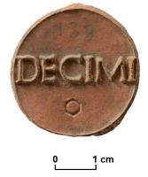 LMP-42182 - Lampe de firme : DECIMI
terre cuite
TPQ : 50 - TAQ : 100
Lampe moulée sans anse: le réservoir circulaire est de profil biconvexe asymétrique; bandeau penché vers l'extérieur portant deux ou trois tenons rectangulaires non percés, sur l'axe horizontal. Disque en cuvette profonde bordée par un bourrelet continu. Bec long au petit canal non communiquant avec le disque, chanfreiné sur les côtés. Base circulaire plate en creux limitée par deux anneaux concentriques enfermant l'estampille moulée DECIMI en relief. Engobe rouge brique peu adhérent.