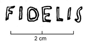 LMP-42189 - Lampe de firme : FIDELIS
terre cuite
TPQ : 50 - TAQ : 150
Lampe moulée sans anse: le réservoir circulaire est de profil biconvexe asymétrique; bandeau penché vers l'extérieur portant deux tenons rectangulaires non percés, sur l'axe horizontal. Disque creux, plat et peu profond, bordé par un bourrelet continu. Bec long au petit canal non communiquant avec le disque, chanfeiné sur les côtés. Base circulaire plate en creux limitée par deux anneaux concentriques enfermant l'estampille moulée FIDELIS ou FIDELIS / A en relief. Pâte orange brique, sans engobe.