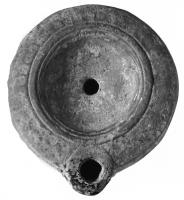 LMP-4218 - Lampe Loeschcke VIII (variante syrienne)
terre cuite
TPQ : 80 - TAQ : 150
Lampe de Type Loeschcke VIII avec bec rond. Disque sans décorations. Epaule ornée de spirales.