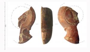 LMP-42195 - Lampe Loeschcke I : décor indéterminé
terre cuite
TPQ : 50 - TAQ : 100
Lampe à bec angulaire et volutes simples. Médaillon orné de deux filets courant sur le pourtour. Décor central et estampille indéterminés.