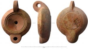 LMP-42197 - Lampe à bec rond
terre cuite
TPQ : 60 - TAQ : 150
Lampe moulée, à anse perforée, marquée de deux sillons.  Réservoir circulaire à profil biconvexe assymétrique. Bandeau penché vers l'extérieur; disque lisse, en cuvette limitée par deux sillons concentriques.  Bec arrondi limité, par un trait droit, repose sur le rebord du réservoir. Base circulaire plate en léger relief limitée par un sillon. Engobe rouge orangé sur toute la lampe.