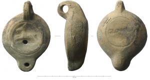 LMP-42198 - Lampe à bec rond limité par un trait : Cervidé, CLO HEL
terre cuite
TPQ : 90 - TAQ : 140
Lampe moulée, anse verticale percée à deux sillons sur la tranche. Réservoir circulaire à profil biconvexe. Bandeau penché vers l'extérieur. Disque en cuvette limitée par deux sillons concentriques. Décor : cerf bondissant, à gauche. Bec arrondi limité par un trait droit ponctué aux extrémités. Base circulaire plate en léger relief limitée par un sillon, estampillée CLO HEL. Restes d'engobe rouge vif sur toute la lampe.