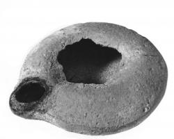 LMP-4219 - Lampe Loeschcke VIII (variante syrienne)
terre cuite
TPQ : 80 - TAQ : 150
Lampe à bec rond. Rendu très pauvre, sans aucune décoration.