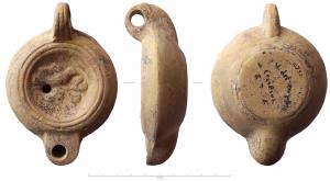 LMP-42200 - Lampe à bec rond limité par un trait : Oiseau
terre cuite
TPQ : 120 - TAQ : 200
Lampe moulée, anse verticale percée à deux sillons sur la tranche. Réservoir circulaire à profil biconvexe asymétrique. Bandeau penché vers l'extérieur, disque en cuvette limitée par un sillon . Décor : oiseau à droite, sur une branche. Bec arrondi limité par un trait droit ponctué aux extrémités. Base circulaire plate en léger relief limitée par un sillon. Engobe brun peu adhérent.