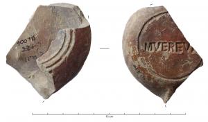 LMP-42201 - Lampe à bec rond limité par un trait : M VEREV
terre cuite
TPQ : 75 - TAQ : 125
Lampe moulée, sans anse. Réservoir circulaire à profil biconvexe asymétrique. Bandeau étroit penché vers l'extérieur. Disque en cuvette limitée par deux sillon. Décor inconnu. Clou de mèche, trou d'évent. Bec arrondi limité par un trait droit posé sur le rebord du réservoir. Base circulaire plate en léger relief limitée par un sillon, marque en creux M VEREV.... Engobe rouge orangé sur toute la lampe.