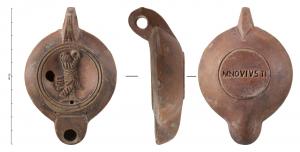 LMP-42202 - Lampe à bec rond limité par un trait : Galle (Prêtre) M NOVIVSTI
terre cuite
TPQ : 120 - TAQ : 180
Lampe moulée, anse verticale percée à deux sillons sur la tranche. Réservoir circulaire à profil biconvexe. Bandeau penché vers l'extérieur, disque en cuvette limitée par deux sillons concentriques. Décor : Galle (Prêtre) de profil à droite, jouant du tympanon. Bec arrondi limité par un trait droit ponctué aux extrémités. Base circulaire plate en léger relief limitée par un sillon estampillée M NOVIVSTI. Engobe rouge brique sur toute la lampe.