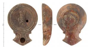 LMP-42203 - Lampe à bec angulaire à volutes simples : Galle (Prêtre), planta pedis
terre cuite
TPQ : 50 - TAQ : 100
Lampe moulée à bec angulaire à deux volutes simples se poursuivant sous le bec. Sans anse. Disque en cuvette limité par trois sillons concentriques. Bandeau, étroit et plat. Réservoir circulaire de profil tronconique. Base circulaire plate légèrement surélevée avec une estampille in planta pedis. Décor : Galle (Prêtre) de profil à droite, jouant du tympanon.