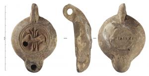 LMP-42205 -  Lampe à bec rond limité par un trait : Dauphin et gouvernail, C IVN ALEXI
terre cuite
TPQ : 120 - TAQ : 200
Lampe moulée, anse verticale percée à deux sillons sur la tranche. Réservoir circulaire à profil biconvexe asymétrique. Bandeau penché vers l'extérieur, disque en cuvette limitée par deux sillons concentriques. Décor : dauphin à droite, devant un gouvernail. Bec arrondi limité par un trait droit. Base circulaire plate en léger relief limitée par un sillon estampillée C IVN ALEXI.