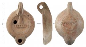 LMP-42206 - Lampe à bec rond limité par un trait : Phare, ruche, temple ?
terre cuite
TPQ : 120 - TAQ : 200
Lampe moulée, anse verticale percée à deux sillons sur la tranche. Réservoir circulaire à profil biconvexe asymétrique. Bandeau penché vers l'extérieur de profil VIII b, disque en cuvette limitée par deux sillons concentriques. Bec 4b. Base circulaire plate en léger relief limitée par un sillon estampillée C IVN DRAC. Décor : construction conique avec un portique à la base, phare, ruche, temple ?