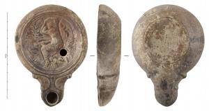 LMP-42208 - Lampes à bec en ogive à volutes doubles : Vénus
terre cuite
TPQ : 30 - TAQ : 120
Lampe moulée, sans anse. Réservoir circulaire de profil convexe. Disque en cuvette limitée par trois cercles concentriques. Bec long en ogive flanqué de deux volutes doubles se poursuivant sous le bec. Base plate limitée par un sillon. Décor: Omphale (inscription sur la droite) entourée de trois petits éros. Signature : OPPI