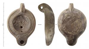 LMP-42209 - Lampe à bec cordiforme : Chasse à l'ours
terre cuite
TPQ : 150 - TAQ : 250
Lampe moulée, anse verticale percée à deux sillons sur la tranche. Réservoir circulaire à profil biconvexe. Bandeau penché vers l'extérieur au décor d'oves. Disque en simple cuvette limitée par deux sillons, chasse à l'ours. Bec arrondi cordiforme. Base circulaire plate en léger relief limitée par quatre sillons.