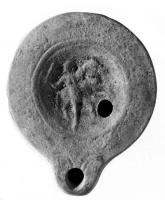 LMP-4220 - Lampe Loeschcke VIII (variante syrienne)
terre cuite
TPQ : 80 - TAQ : 150
Lampe de Type Loeschcke VIII avec bec rond. Médaillon décoré d'un guerrier avec un cheval. Bec décoré de feuilles.