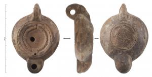 LMP-42210 - Lampe à bec rond limité par un trait : Couronne
terre cuite
TPQ : 120 - TAQ : 200
Lampe moulée, Bec 4a. Anse verticale percée à deux sillons sur la tranche. Réservoir circulaire à profil biconvexe asymétrique, bandeau penché vers l'extérieur de profil VIb, disque en cuvette limitée par deux sillons. Trou d'évent. Base circulaire plate en léger relief limitée par un sillon. Décor : fine couronne.