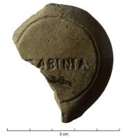 LMP-42211 - Lampe de type indéterminé : GABINIA
terre cuite
TPQ : 80 - TAQ : 140
Lampe moulée. Réservoir circulaire.
Estampée GABINIA, estampille cerclée par un sillon bordant le fond.