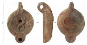 LMP-42212 - Lampe à bec rond limité par un trait : cornes d'abondance, C IVN DRAC
terre cuite
TPQ : 120 - TAQ : 200
Lampe moulée, anse verticale percée à deux sillons sur la tranche. Réservoir circulaire à profil biconvexe. Bandeau penché vers l'extérieur, disque en cuvette limitée par deux sillons concentriques. Décor : deux cornes d'abondance stylisées, croisées. Bec arrondi limité par un trait droit ponctué aux extrémités. Base circulaire plate en léger relief limitée par un sillon, estampillée en creux C IVN DRAC, se lisant bec en haut.