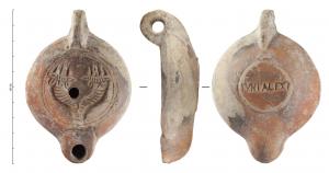 LMP-42213 - Lampe à bec rond limité par un trait : cornes d'abondance, IVNIALEXI
terre cuite
TPQ : 120 - TAQ : 200
Lampe moulée, anse verticale percée à deux sillons sur la tranche. Réservoir circulaire à profil biconvexe. Bandeau penché vers l'extérieur, de profil VIb, disque en cuvette limitée par deux sillons concentriques. Bec, 4b, arrondi limité par un trait droit ponctué aux extrémités. Base circulaire plate en léger relief limitée par un sillon, estampillée en creux IVNIALEXI. Décor :Deux cornes d'abondance cannelées accolées par le pied.