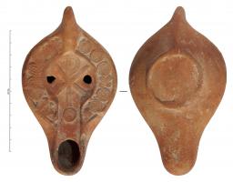 LMP-42214 - Lampe Hayes II : Chrisme
terre cuite
TPQ : 370 - TAQ : 600
Lampe moulée, à anse pleine, bec long à canal et réservoir oblong, un bourrelet entoure le disque et le bec. Décor : chrisme constantinien perlé à boucle du Rhô à droite sur le disque, reposant sur un fleuron Da26. Base circulaire à patère. Décor de fleurons sur le bandeau, à gauche: ?, ?, Gc4, Gc4, Da26, Da26, ?, à droite: Da26, Da26, Da26, Fa4, Da26, Da26, Kb1.