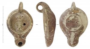 LMP-42215 - Lampe Loeschcke V : Galle (Prêtre), L MVN SVC
terre cuite
TPQ : 80 - TAQ : 120
Lampe moulée à bec long en ogive, encadré de volutes simples se poursuivant sous le bec, anse percée et marquée de deux sillons sur la tranche, réservoir piriforme de profil biconvexe asymétrique, bandeau lisse, légèrement arrondi vers l'extérieur. Trou d'évent. Base circulaire limitée par un sillon estampillée en creux L MVN SVC. Décor : Galle (Prêtre) de profil à droite, jouant du tympanon.