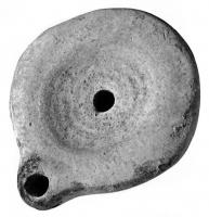 LMP-4221 - Lampe Loeschcke VIII (variante syrienne)
terre cuite
TPQ : 80 - TAQ : 150
Lampe de Type Loeschcke VIII avec bec rond. Médaillon décoré de cercles concentriques.