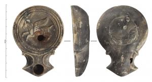 LMP-42222 - Lampe à bec angulaire à volutes simples : Pégase
terre cuite
TPQ : 10 - TAQ : 70
Lampe moulée à bec triangulaire à deux volutes simples se poursuivant sous le bec. Sans anse. Disque en profonde cuvette, limité par trois sillons concentriques. Bandeau étroit penché vers l'intérieur. Réservoir circulaire de profil tronconique. Base circulaire plate légèrement surélevée avec une estampille in planta pedis. Décor : Pégase de profil gauche.