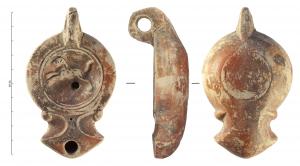 LMP-42225 - Lampe à bec angulaire à volutes simples : Panthère
terre cuite
TPQ : 50 - TAQ : 100
Lampe moulée à bec angulaire à deux volutes simples se poursuivant sous le bec. Anse verticale percée à deux sillons sur la tranche moulée avec la lampe. Disque en cuvette limité par deux sillons. Bandeau penché vers l'extérieur. Réservoir circulaire de profil tronconique. Base circulaire plate légèrement surélevée. Estampillée en creux LMSA ? Décor : Panthère de profil gauche.