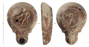 LMP-42227 - Lampe à bec long à volutes doubles : Hercule C CLO SVC
terre cuite
TPQ : 90 - TAQ : 140
Lampe moulée à bec long en ogive à deux volutes doubles se poursuivant sous le bec. Sans anse. Disque en cuvette limitée par deux sillons concentriques. Bandeau penché vers l’extérieur. Réservoir circulaire à profil biconvexe. Base circulaire plate en léger relief limitée par un sillon et estampillée en creux C CLO SVC. Décor : Hercule, nu, assis sur un rocher, de profil trois-quarts gauche. Il tient sa massue de la main gauche et de l'autre tend un canthare d'où s'échappent deux palmes.