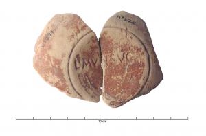 LMP-42232 - Lampe indéterminée: L MVN SVC
terre cuite
TPQ : 80 - TAQ : 120
Lampe à pâte beige et engobe orangée, de forme indéterminée. Sa base circulaire est estampillée en creux L MVN SVC .