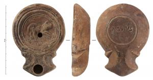 LMP-42237 - Lampe à bec angulaire à volutes simples : Chien
terre cuite
TPQ : 10 - TAQ : 70
Lampe moulée à bec angulaire à deux volutes simples se poursuivant sous le bec. Sans anse. Disque en cuvette limité par trois sillons concentriques. Bandeau plat. Réservoir circulaire de profil tronconique. Base circulaire plate en léger relief estampillée en creux :  NOVIVS. Décor : Chien de profil droit.