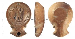 LMP-42240 - Lampe à bec angulaire à volutes simples : Éros, torche
terre cuite
TPQ : 50 - TAQ : 100
Lampe moulée à bec angulaire à deux volutes simples se poursuivant sous le bec. Sans anse. Disque en cuvette limité par trois sillons concentriques. Bandeau, étroit et plat. Réservoir circulaire de profil tronconique. Base circulaire plate limitée par un sillon. Décor : Éros tenant une torche (génie funéraire ?).