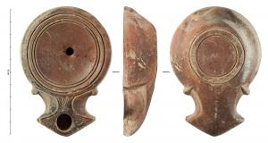 LMP-42254 - Lampe à bec angulaire à volutes simples : M
terre cuite
TPQ : 10 - TAQ : 70
Lampe moulée à bec angulaire à deux volutes simples se poursuivant sous le bec. Sans anse. Disque en cuvette limité par trois sillons concentriques. Bandeau, étroit et plat. Réservoir circulaire de profil tronconique. Base en anneau circulaire plat en léger relief avec un M au centre.