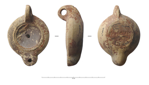 LMP-42260 - Lampe à bec rond : IVVE.HERM
terre cuite
TPQ : 80 - TAQ : 150
Lampe à bec rond dont les deux bords courbes ne se repas tout à fait à la moulure du médaillon. Le médaillon est décoré d'un cerf courant à gauche. L'interruption est souvent soulignée par deux points. Le fond est estampillé IVVE.HERM avec un petit cercle en dessous.