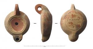 LMP-42261 - Lampe à bec rond limité par un trait : inornée, LMADIEC
terre cuite
TPQ : 90 - TAQ : 140
Lampe moulée, anse verticale percée à deux sillons sur la tranche. Réservoir circulaire à profil biconvexe. Bandeau penché vers l'extérieur. Disque en cuvette limitée par deux sillons concentriques. Bec arrondi limité par un trait droit ponctué aux extrémités. Base circulaire plate en léger relief limitée par un sillon, estampillée L.M.ADIEC.