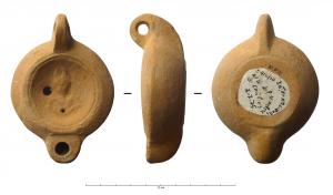 LMP-42262 - Lampe à bec rond limité par un trait : Luna
terre cuite
TPQ : 60 - TAQ : 150
Lampe moulée, anse verticale percée, à deux sillons sur la tranche. Réservoir circulaire à profil biconvexe. Bandeau lisse, penché vers l'extérieur. Disque en cuvette limitée par deux sillons concentriques; décor : buste féminin de face, surmonté d'un croissant aux pointes dressées vers le haut (Luna). Bec arrondi limité par un trait. Base circulaire plate en léger relief limitée par un sillon, marque cursive. Restes d'engobe brun sur toute la lampe.