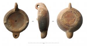 LMP-42263 - Lampe à bec rond limité par un trait : SERGPRIM
terre cuite
TPQ : 90 - TAQ : 160
Lampe moulée à bec arrondi limité par un trait droit aux extrémités ponctuées. Anse verticale percée à deux sillons sur la tranche. Disque en cuvette limitée par un sillon concentrique. Bandeau étroit penché vers l'extérieur. Réservoir circulaire à profil biconvexe asymétrique. Base circulaire plate limitée par un sillon, petit cercle en deux sillons au centre. Décor non conservé. Le fond est estampillé SERGPRIM