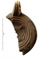 LMP-42265 - Lampe à bec rond : décor non identifié
terre cuite
TPQ : 150 - TAQ : 200
Lampe à bec rond, à anse et médaillon à décor non identifié