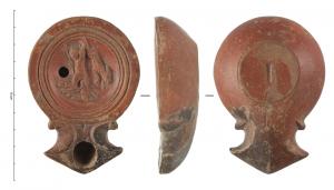 LMP-42266 - Lampe à bec angulaire à volutes simples : Amour, lapin
terre cuite
TPQ : 10 - TAQ : 70
Lampe moulée à bec angulaire à deux volutes simples se poursuivant sous le bec. Sans anse. Disque en profonde cuvette, limité par trois sillons concentriques. Bandeau, étroit et plat. Réservoir circulaire de profil tronconique. Base circulaire plate avec une estampille in planta pedis. Décor : Amour marchant vers la gauche, tenant une lance de sa main droite et sur son dos, de sa main gauche, un lapin.