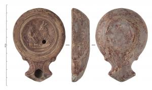 LMP-42269 - Lampe à bec angulaire à volutes simples : Pan, chèvre
terre cuite
TPQ : -30 - TAQ : 40
Lampe moulée à bec angulaire à deux volutes simples se poursuivant sous le bec. Sans anse. Disque en cuvette limité par trois sillons concentriques. Bandeau étroit penché vers l'intérieur. Réservoir circulaire de profil tronconique. Base circulaire plate en léger relief. Décor : Scène érotique. Pan avec une chèvre.