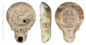 LMP-42293 - Lampe à bec long à volutes doubles : Aurige bige LMADIEC
terre cuite
TPQ : 90 - TAQ : 140
Lampe moulée à bec long en ogive à deux volutes doubles se poursuivant sous le bec. Sans anse. Disque en cuvette limitée par deux sillons concentriques. Bandeau penché vers l’extérieur. Réservoir circulaire à profil biconvexe. Trou d'évent. Base circulaire plate en léger relief limitée par un sillon et estampillée en creux LMADIEC. Décor : Aurige sur un bige se dirigeant à droite.